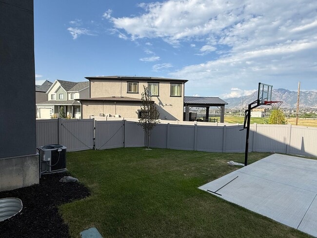 Building Photo - Luxury 7-Bedroom Home with Office, Dayligh...
