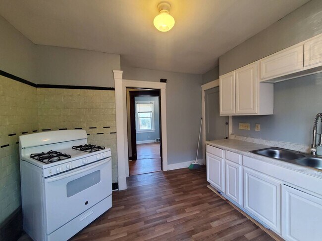 Building Photo - 2217 W 105th St