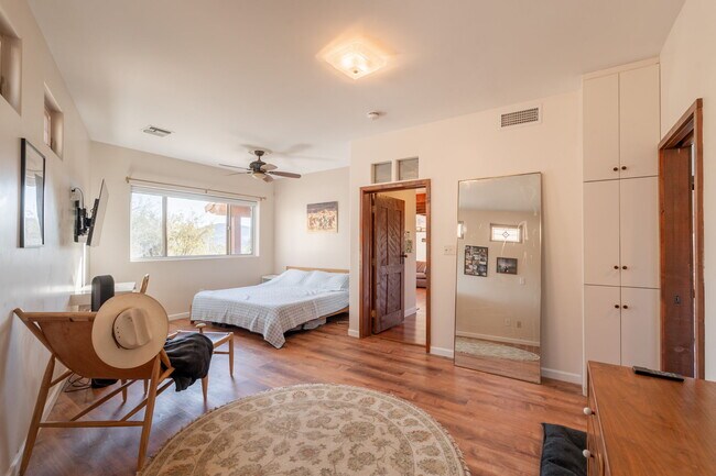 Building Photo - 1902 E Cortez St