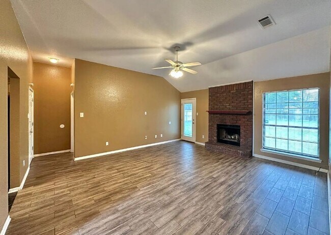 Building Photo - Thoughtfully Designed Home with Spacious Interior
