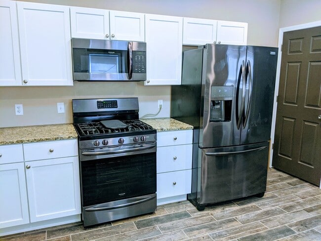 Building Photo - 321-321 Caroline St