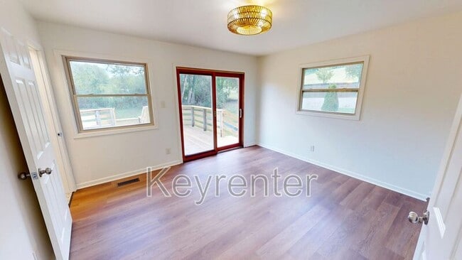 Building Photo - 424 Bridge View Ln