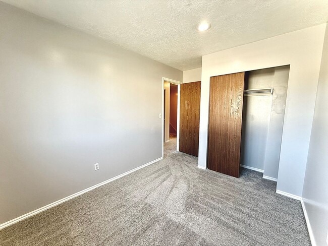 Building Photo - 3 Bedroom Layton Townhome Available Now