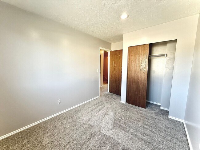 Building Photo - 3 Bedroom Townhome Available March 1