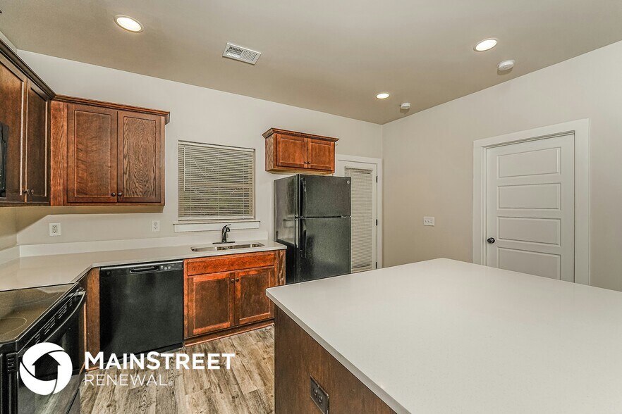 Building Photo - 915 Maple Trce