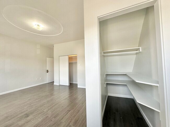 Building Photo - 449 N Main St