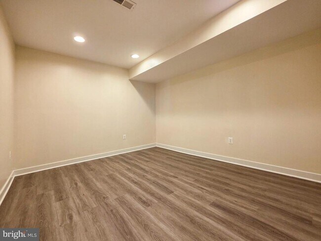 Building Photo - 3300 Broker Ln