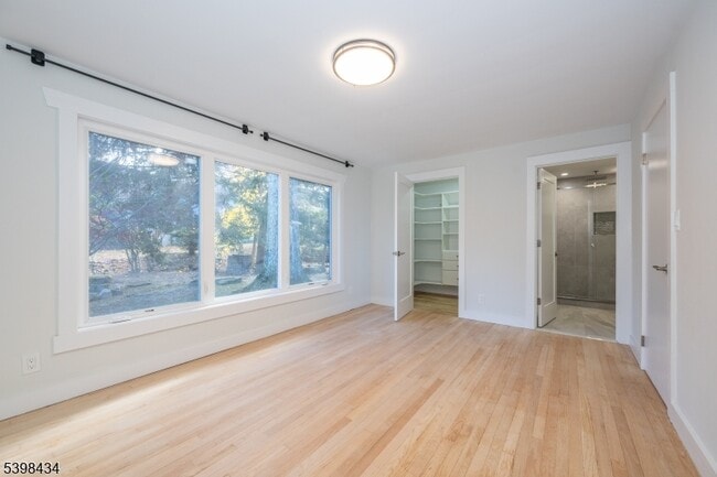 Building Photo - 7 Oak Tree Ln