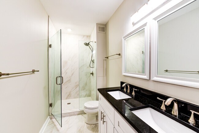 Building Photo - Spacious 2 Bedroom, 2 bath condo. Enjoy be...