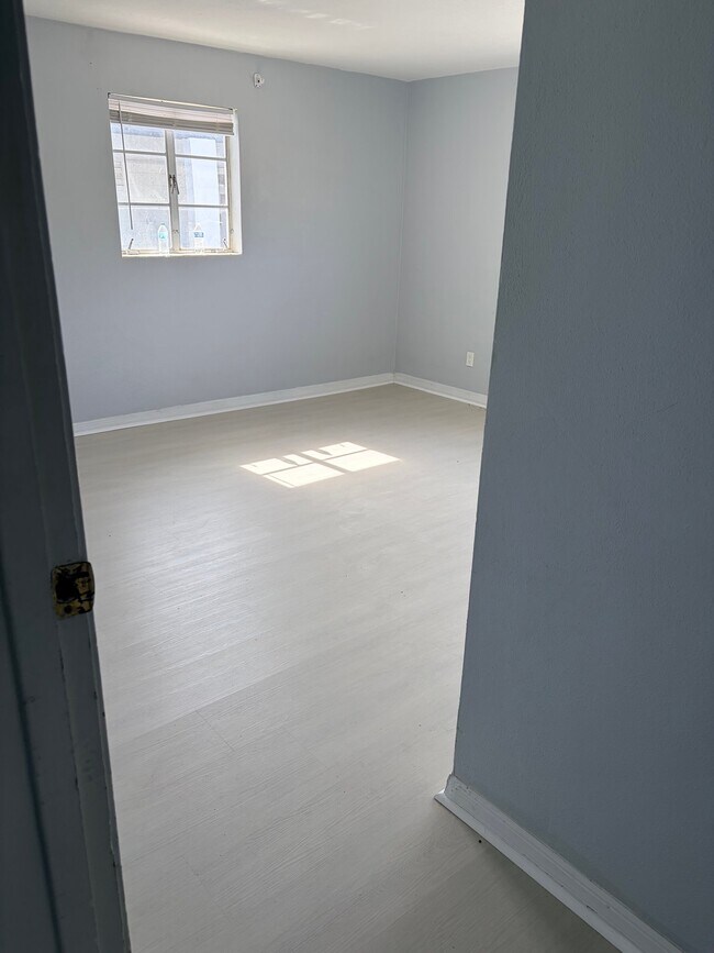 Building Photo - 1047 Japonica Ln