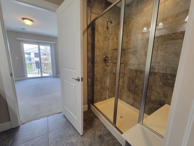 Building Photo - Spacious 3 level, 4 bedroom townhome with attached 2 car garage at Silver Meadows Townhomes on Lo...