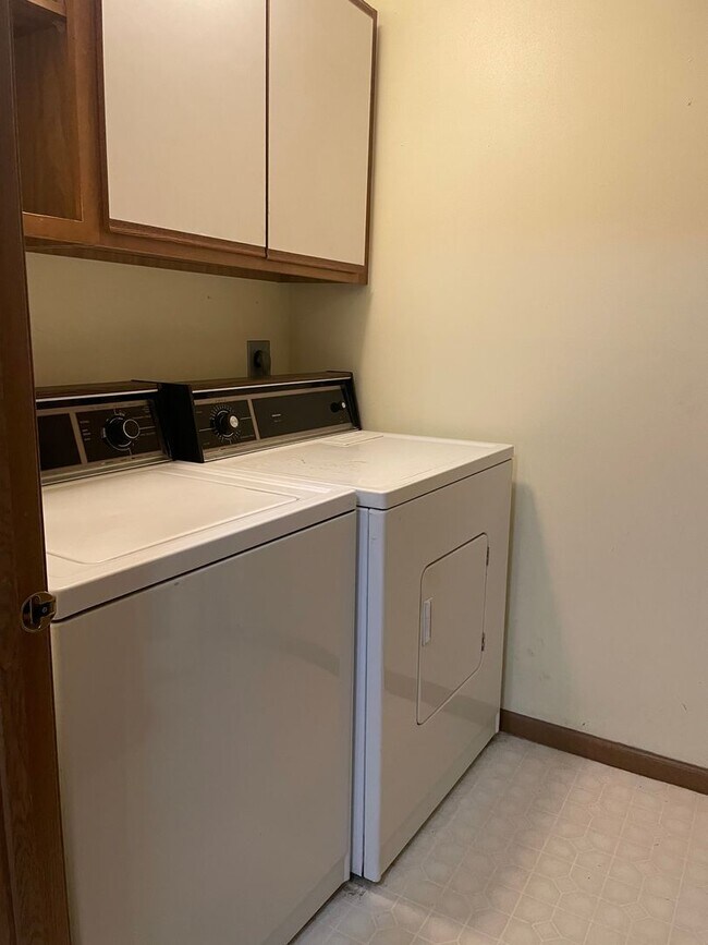 Building Photo - Spacious 2-Bed, 2-Bath Condo with Comfort ...