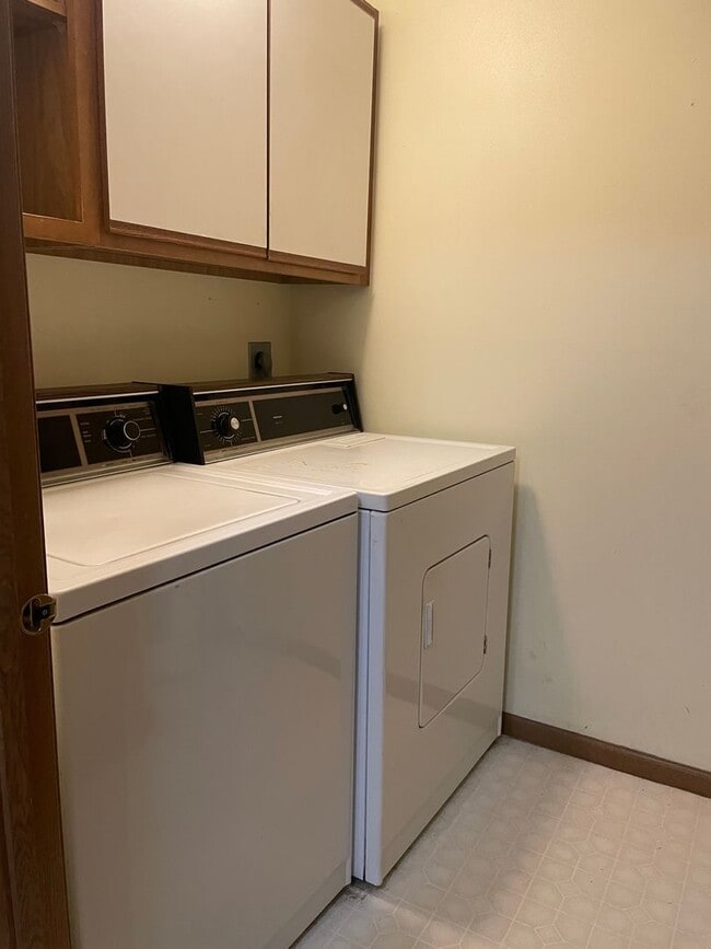 Building Photo - Spacious 2-Bed, 2-Bath Condo with Comfort and Convenience!