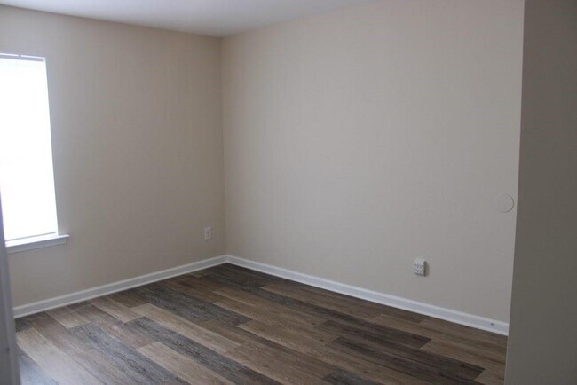 Building Photo - 119 Roswell Dr W