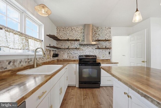 Building Photo - 11 St Marks Ct