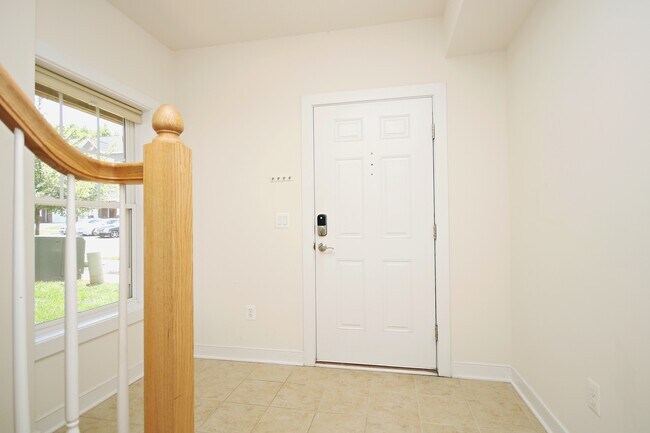 Building Photo - Spacious End-Unit Pantops Townhome