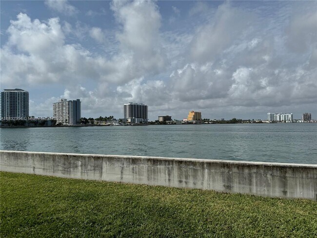 Building Photo - 2250 Bay Dr