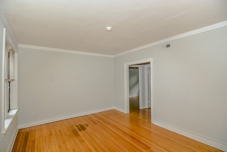 Building Photo - 1451 W Byron St