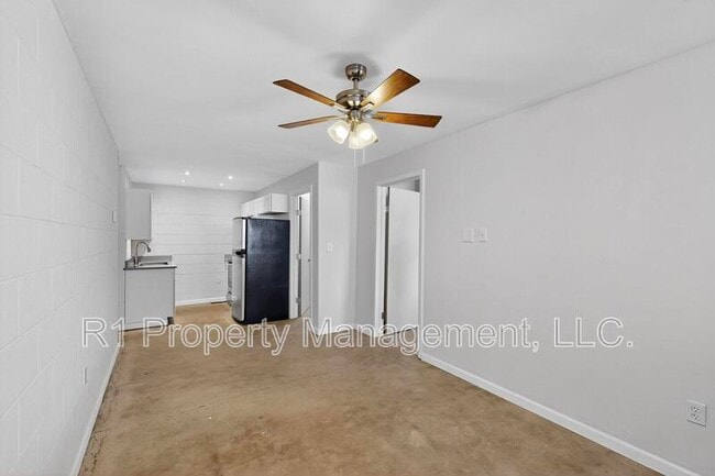 Building Photo - 301 Graceland Dr SE