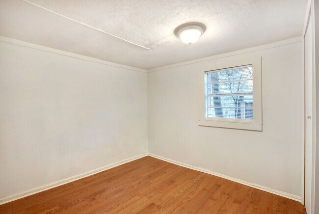 Building Photo - Cute Bungalow - great yard - Two Bedroom