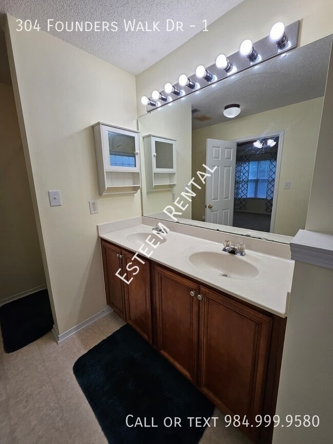 Building Photo - 304 Founders Walk Dr