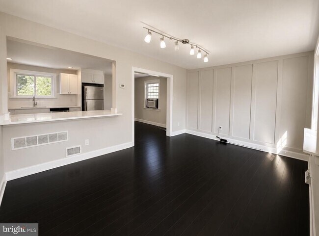 Building Photo - 256 W Beidler Rd