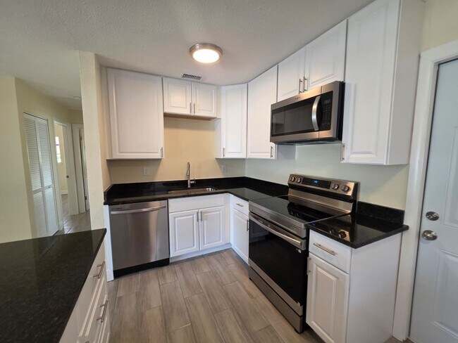 Building Photo - Updated 2 Bedroom 1 Bath in Central Gulfport