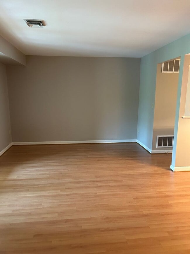 Building Photo - 2 bedroom 1.5 bath townhouse