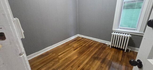 Building Photo - 4 bedroom, 1 bath