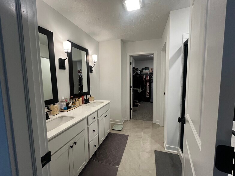 Master Bathroom - 362 Jonagold Dr NE