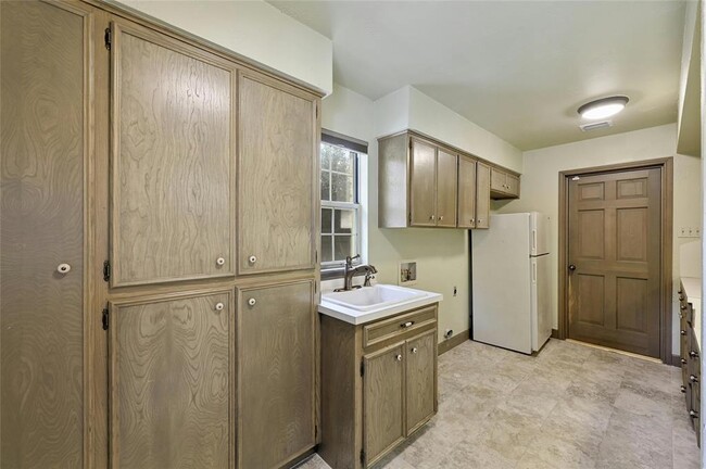 Building Photo - 3605 Silver Hill Cir