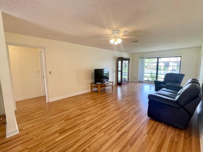 Building Photo - 4961 Dovewood Rd