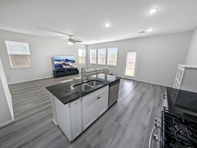 Building Photo - Inviting 3 Bed / 2.5 Bath Townhome with Flex Space & Easy I-10 Access in Katy