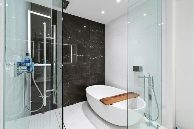 Building Photo - 300 Biscayne Blvd Way