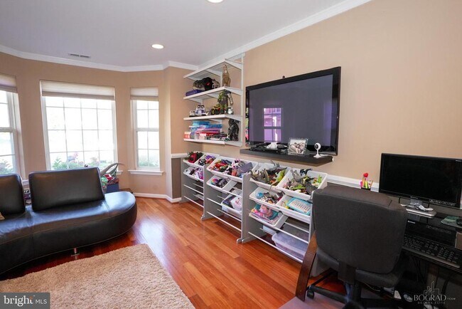 Building Photo - 201 White Pine Ct