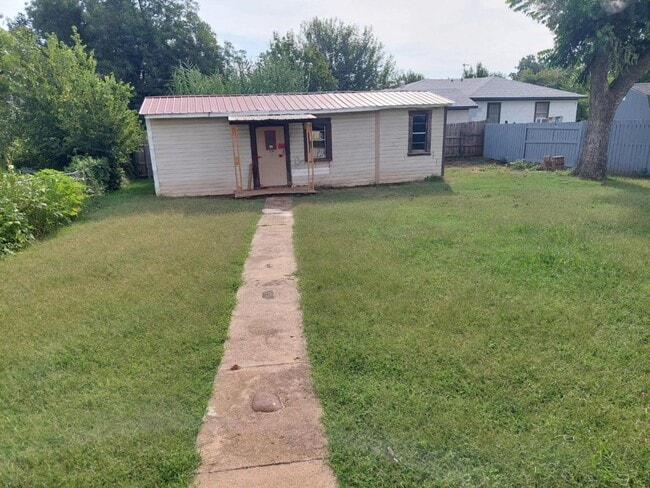 Building Photo - 201 S Lowry St