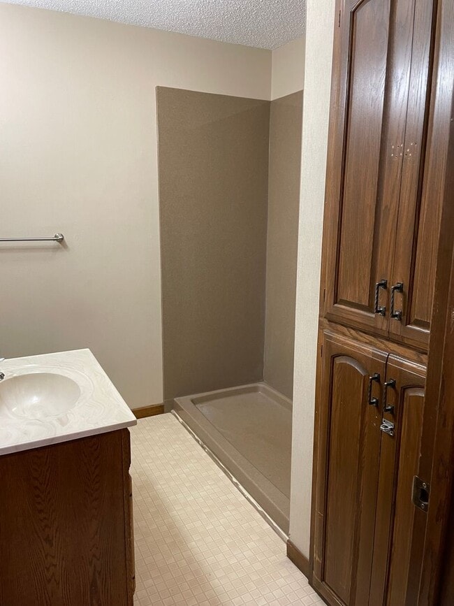 Building Photo - 4 Bedroom, 2 Bathroom House with Detached ...