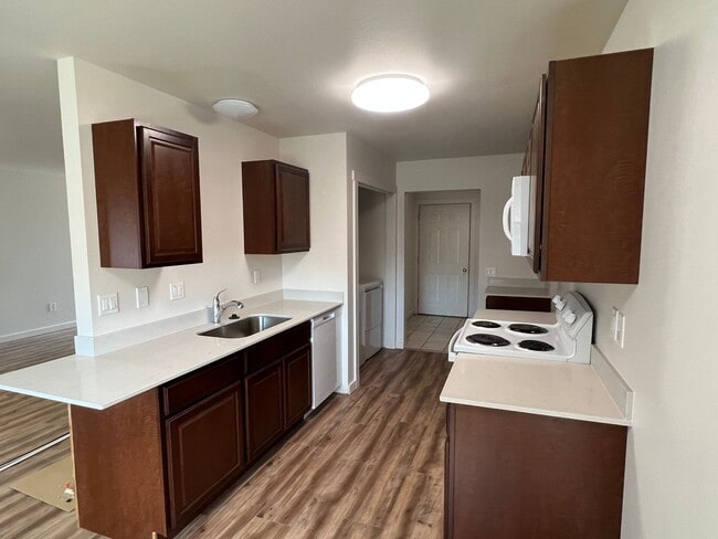 Building Photo - Newly Remodeled! Close to CWU 4 Rooms !!