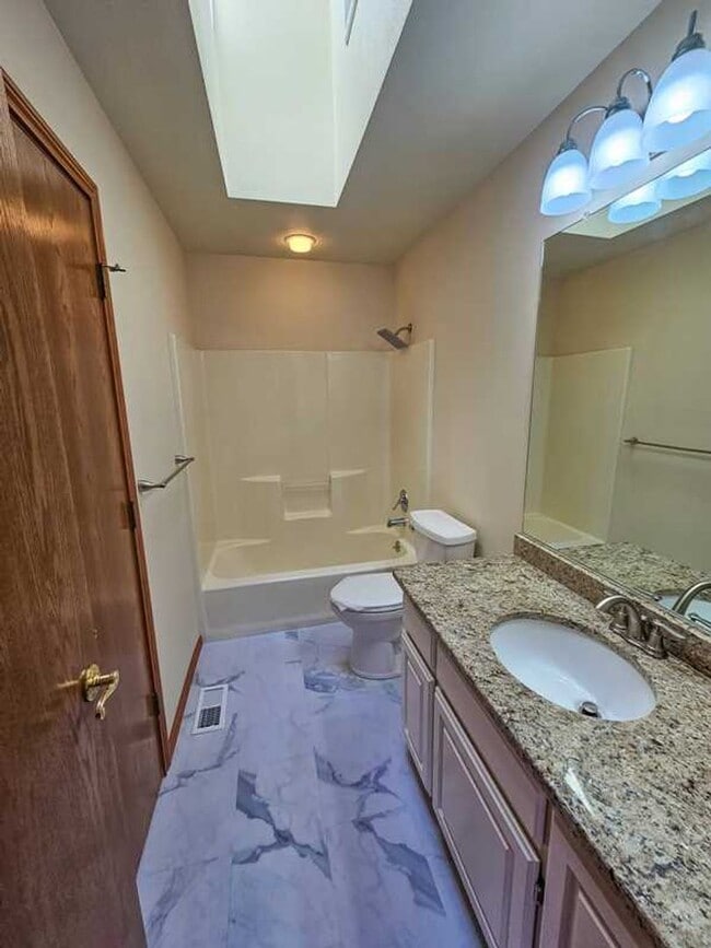 Building Photo - Spaceous newly remodeled 5 bedroom 3 bath ...