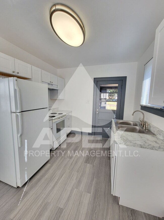 Building Photo - Renovated - Craftsman Style 2 Bd 1- Ba Sin...