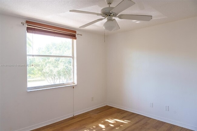 Building Photo - 509 E Sheridan St