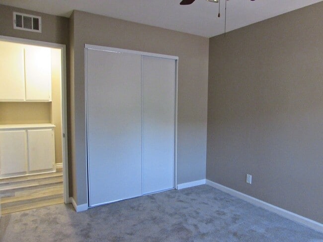 Building Photo - Gorgeous Private  Townhome on Cul-de-Sac--...