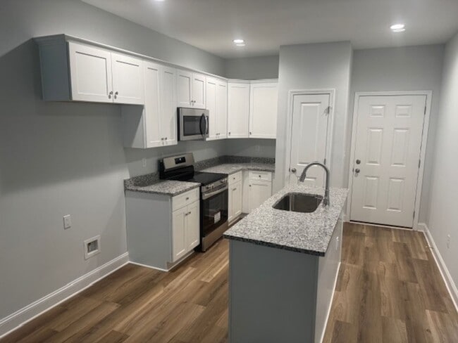 Building Photo - 210 Lenox Cir