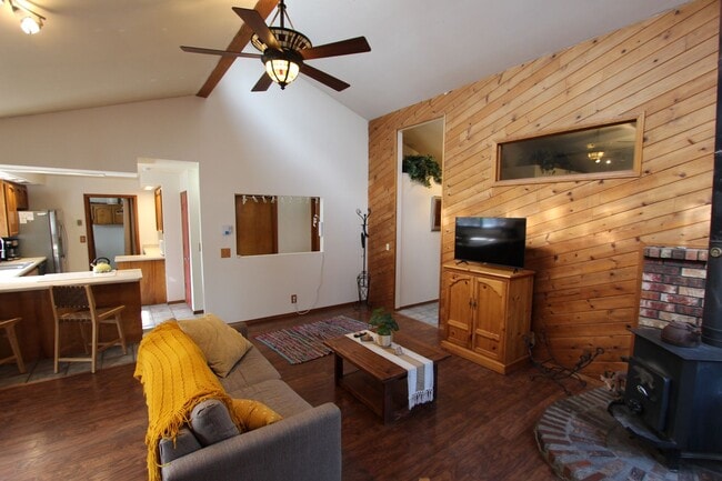 Building Photo - Cute Mountainaire home