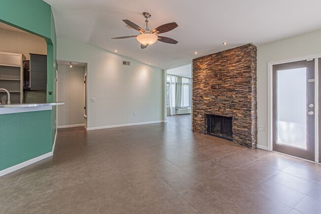 Building Photo - Modern Design 3 Bedroom 2 Bath, 2 car Gara...