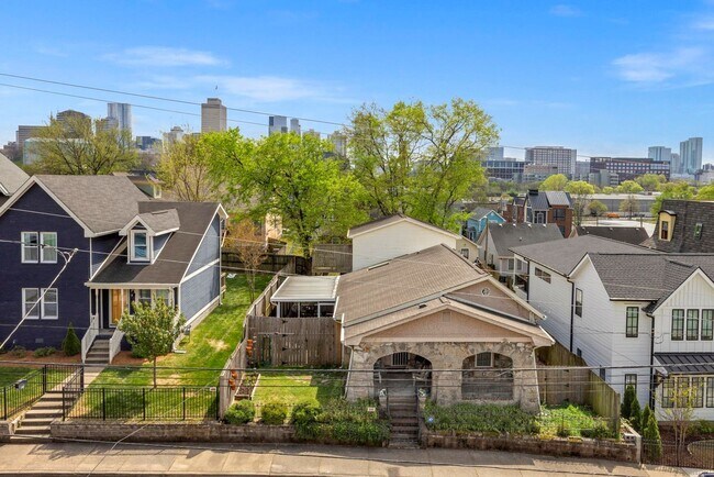 Building Photo - Luxury Living Just Minutes from Downtown Nashville