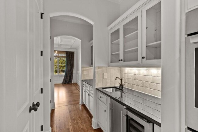 Building Photo - Impeccable Green Hills Home