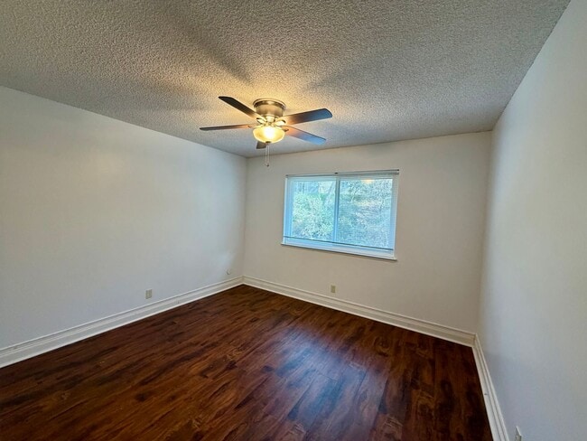 Building Photo - Sacramento Cutie won't last long!!!! 50% Off First Month's Rent - 2 Bedroom, 1 Bath Private Deck ...
