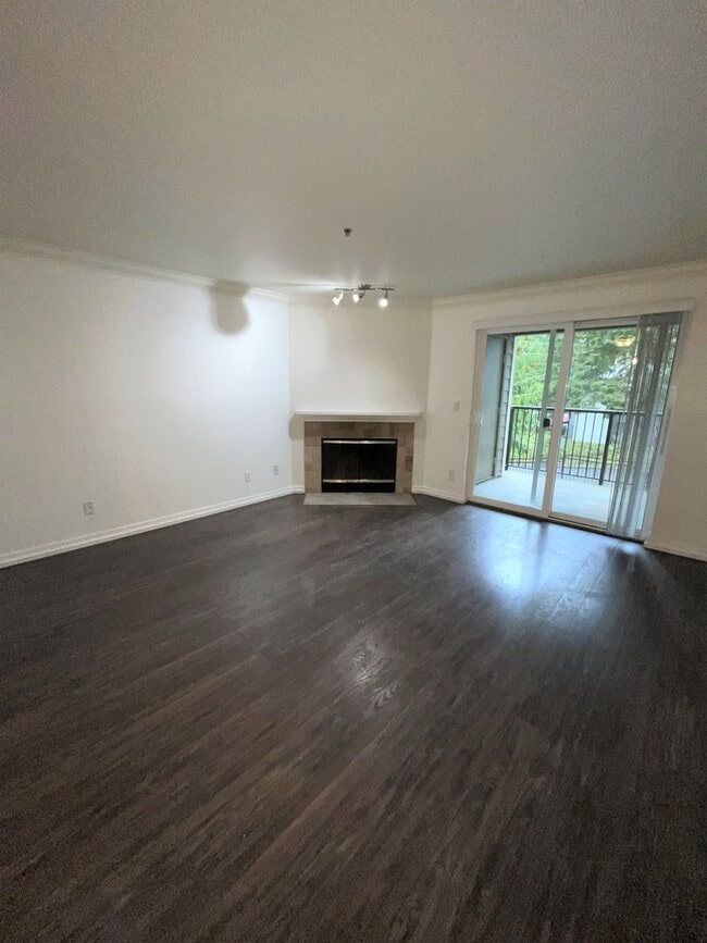 Building Photo - 039 - 2 bed, 2 bath condo minutes from Red...