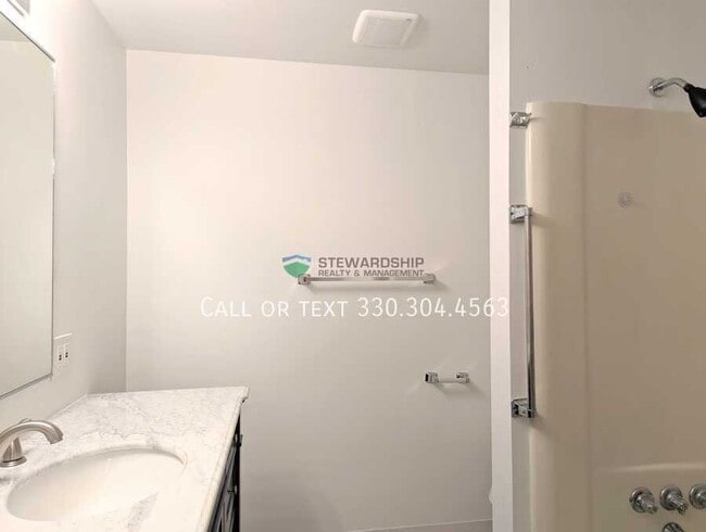 Building Photo - 376 Oak Mnr Ave NE